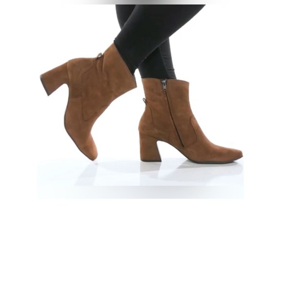 Paul Green Nepal Bootie
SQUARE FLARED BLOCK HEEL SUEDE BLACK  UK 5 US 7.5 
$455 - Picture 4 of 16